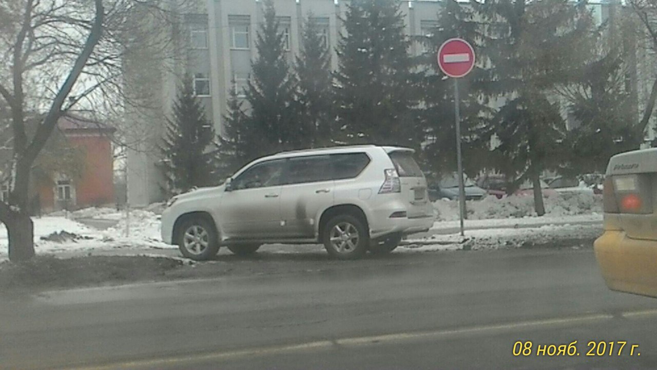 Омский автохам припарковал джип на тротуаре прямо возле районной администрации