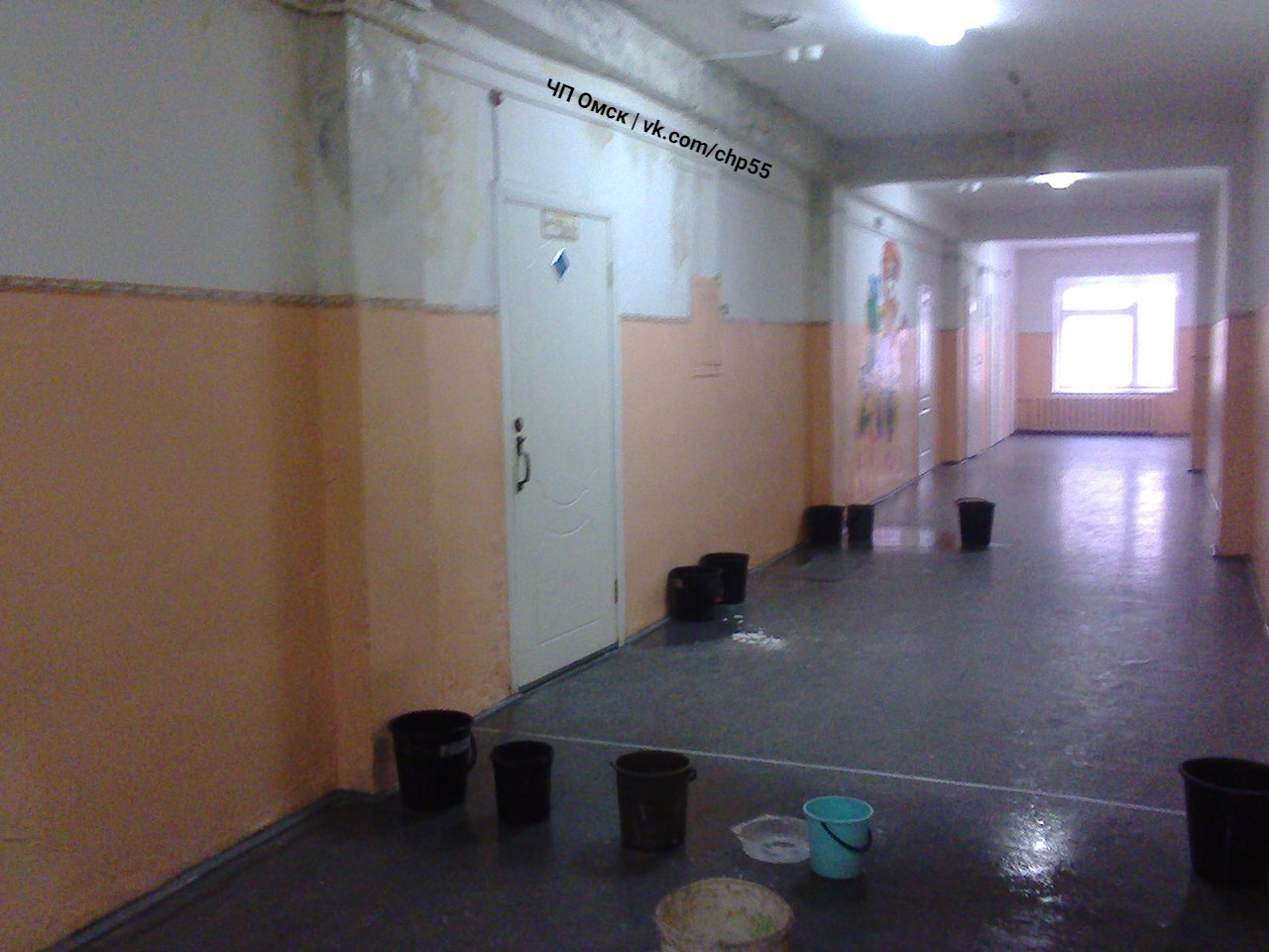 В соцсетях жалуются на затопление омской школы №37