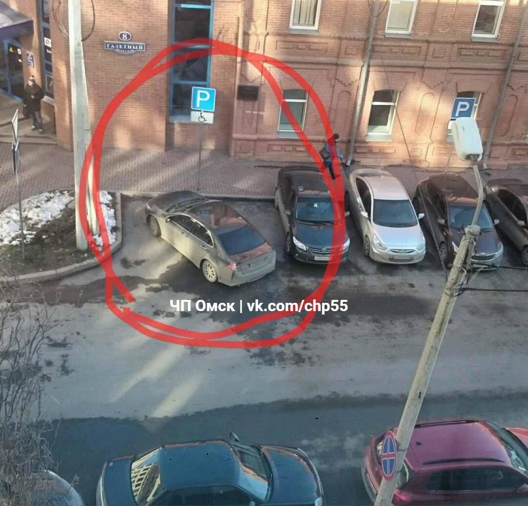 В Омске «инвалид» припарковался поперек парковки