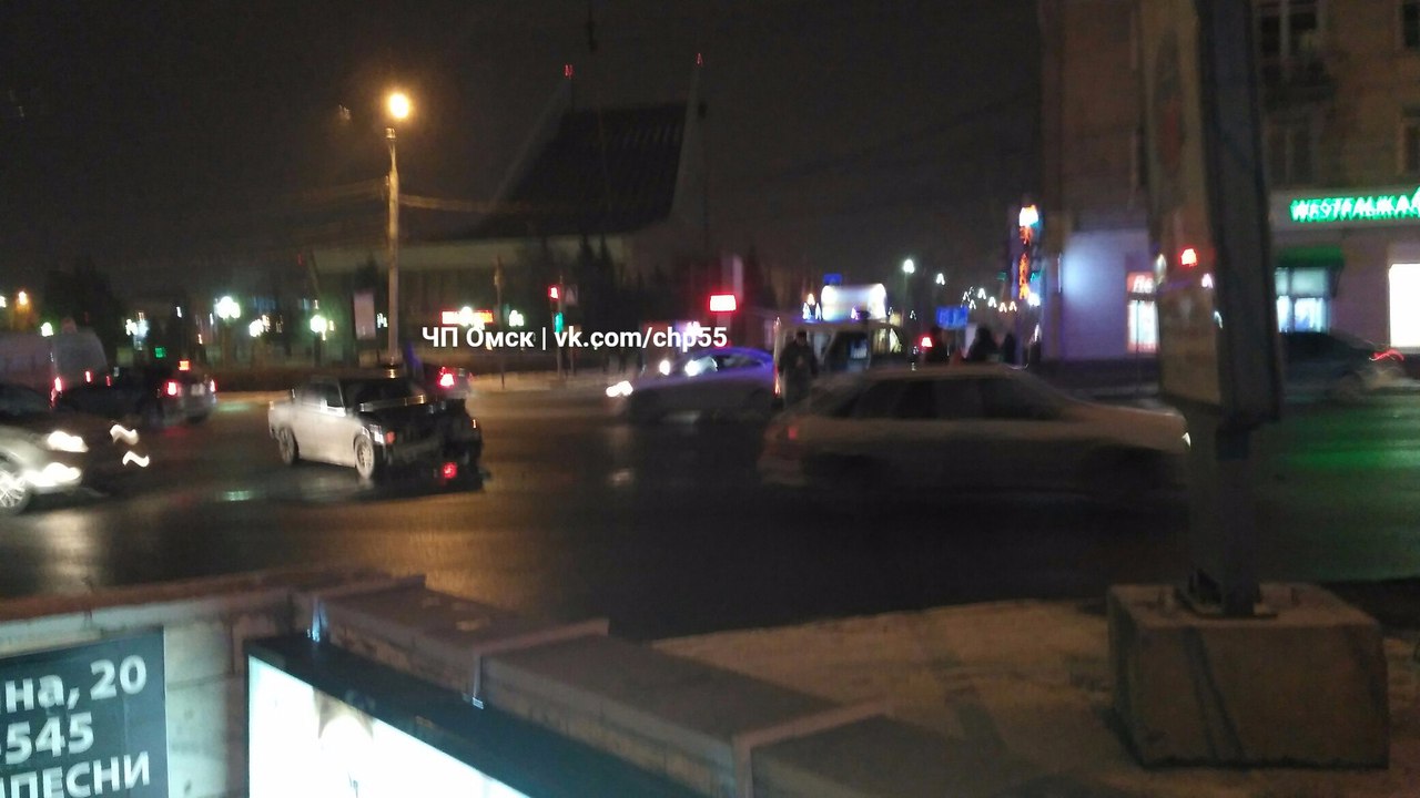 В Омске на Ленина полицейская машина столкнулась с Mitsubishi Lancer