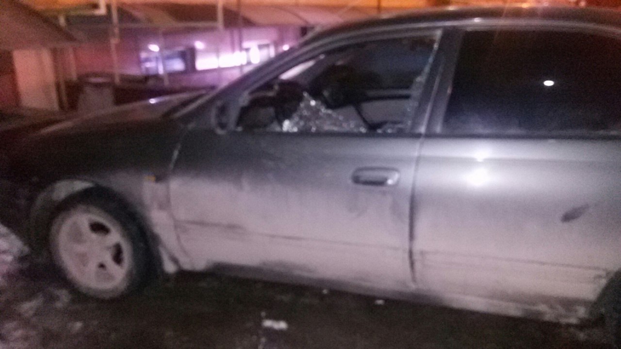 На парковке у «Атриума» неизвестные разбили машину омичей, отправившихся в кино